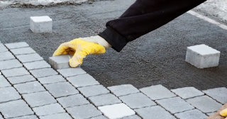 Монтаж тротуарной плитки на даче в Тейково в октябре
